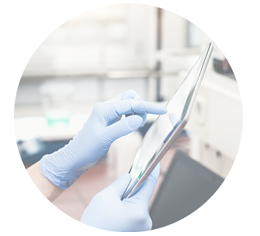 Nahaufnahme von Tablet-Bedienung im Labor